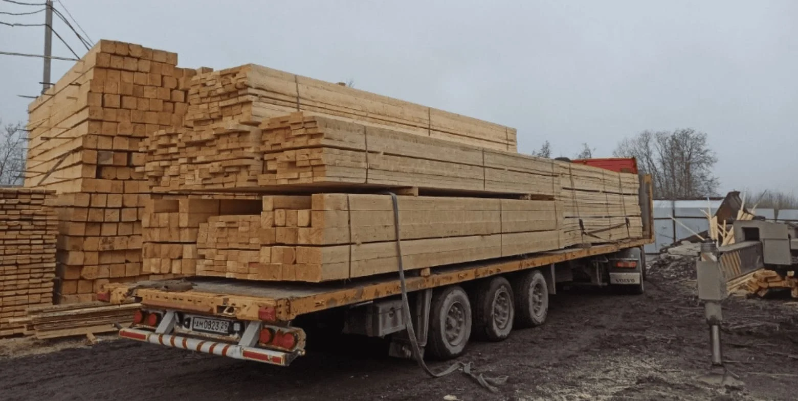 Длинномер с готовыми пиломатериалами