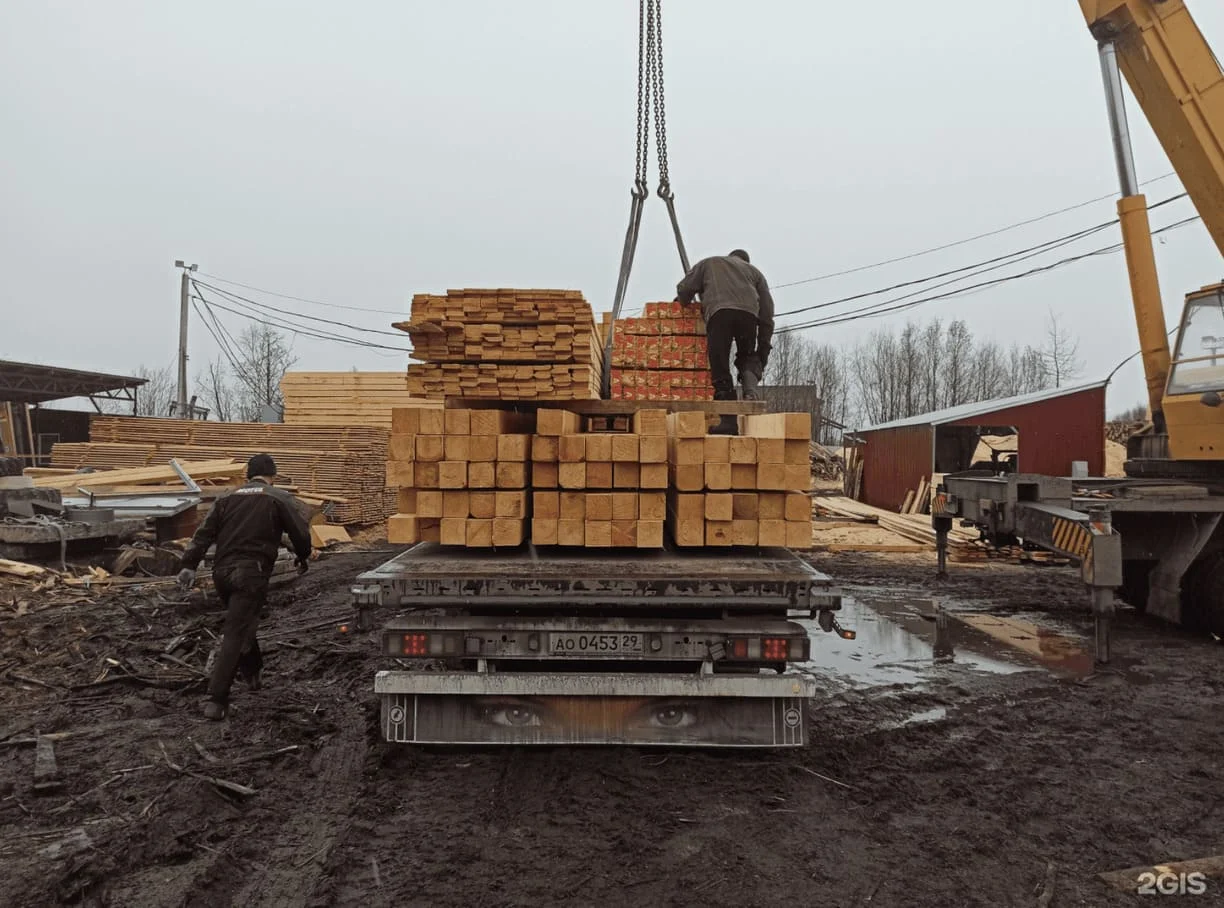 Загрузка пиломатериалов на площадке