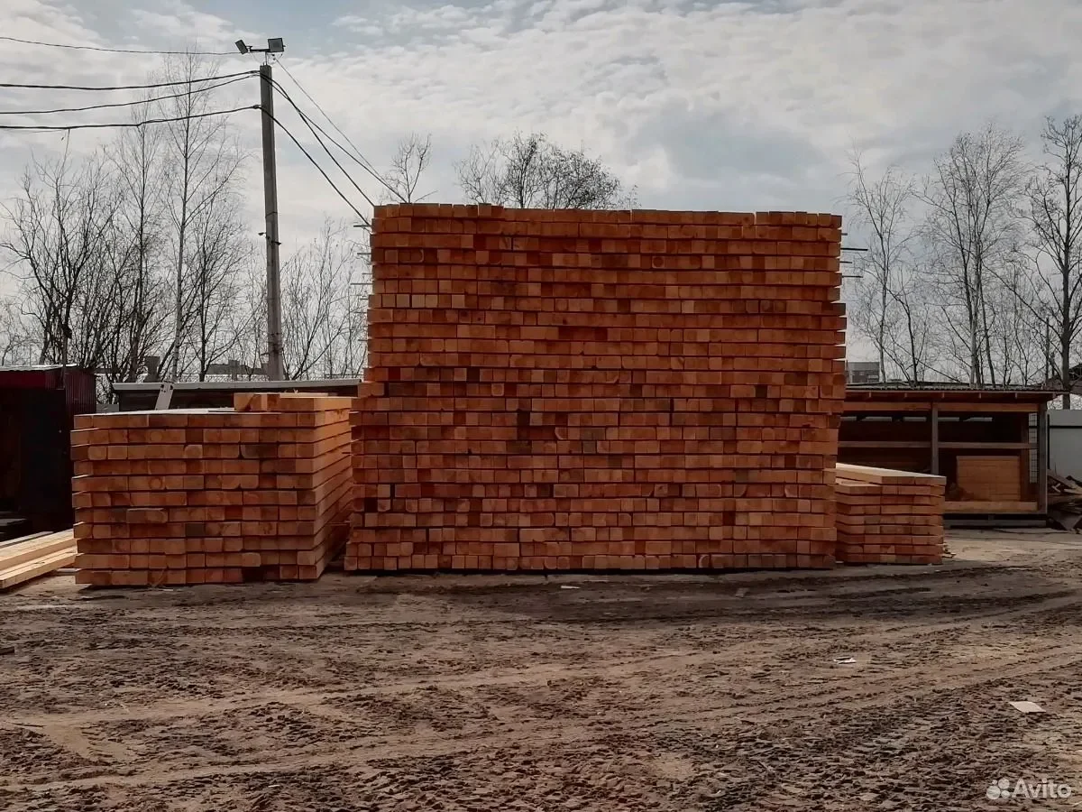 Штабеля готового бруса на складе