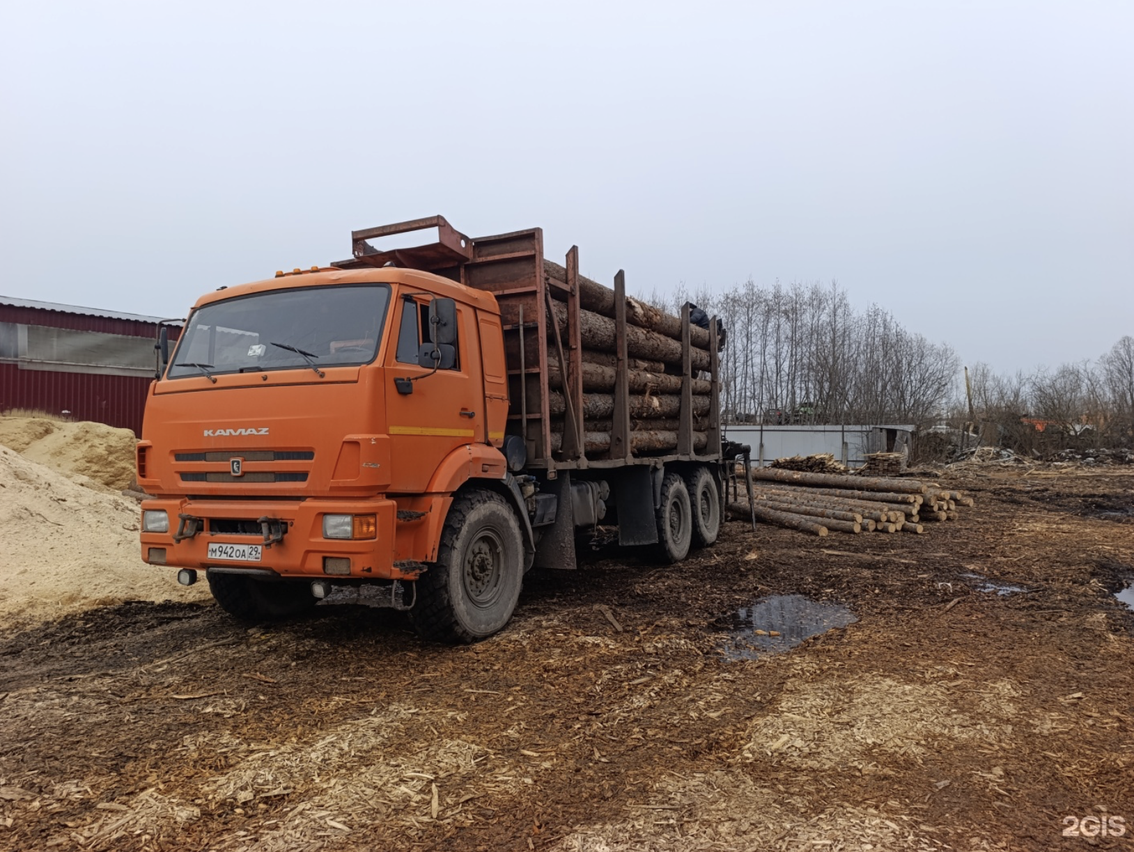 Лесовоз на площадке